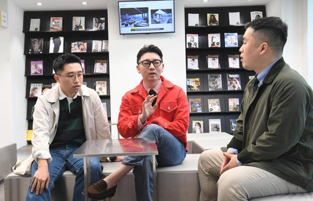 더뉴그레이를 함께 만들어 나가는 그의 동료들. 왼쪽부터 이남건 실장, 권정현 대표, 유대영 퍼스널 브랜딩 프로듀서. 이 실장과 유 PD는 "하루 종일 웃으면서 일한다"며 "월요일이 기다려질 정도로 함께 일하는 것이 즐겁다"고 말했다. 배우한 기자