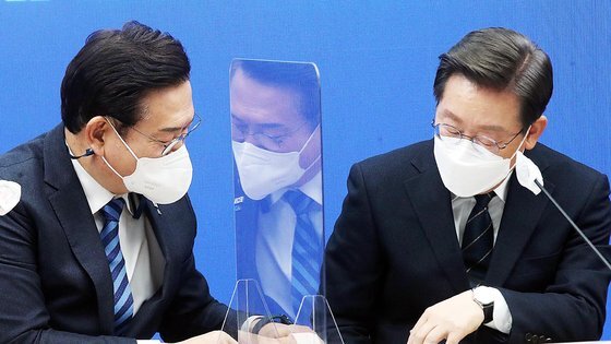 이재명 더불어민주당 전 대선 후보(오른쪽)와 송영길 전 당대표. 국회사진기자단