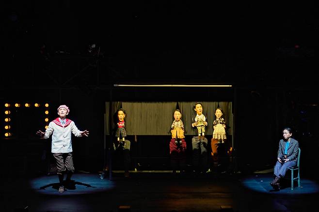 뮤지컬 <쇼맨>의 한 장면. 배우 윤나무(왼쪽)·강기둥은 9살 소년부터 70대 노인까지 다양한 연령대의 주인공 ‘네불라’를 연기한다. 국립정동극장 제공