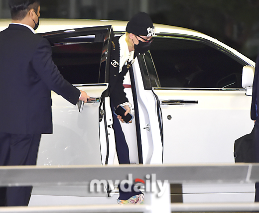 G-Dragon Giddy Turns Back on the CoverageGroup BIGBANG G-Dragon (G-DRAGON) was departed to Paris, France, to attend the Chanel 2022/23 cruise show via Incheon International Airport on the evening of the 3rd.G-Dragon got off the luxury car and stood in front of the reporters waiting for the crossing signal.G-Dragon gathered his hands and thanked a fan who broke the sound of the reporters Shutter and shouted I love you in a loud voice.Then, without missing when My Love Blooms, who can get the right look, the reporters enthusiastically pressed the Shutter.The chance to get G-Dragon on camera ends when you cross the crossing, but theres another problem.When I crossed the crossing halfway, G-Dragon closed his eyes and then crossed the crossing with his head bowed at the reporters The Flash baptism.In a short time of coverage, there was a voice of resentment. Why did he turn his back on the reporters?When I finished the coverage and finished the picture, I was able to understand the behavior of When My Love Blooms.The reason I turned my back on the reporters was because G-Dragon was carrying a luxury backpack, which was the G-Dragon that did its best to promote the brand.I was sorry that I did not wave or pose for the reporters, but it was a memorable scene for the fans who gathered their hands and returned after hearing the I love you of the fan who came out.▲ G-Dragon, who appeared in a luxury car.▲ Walking out of the crossing with a wonderful fashion.▲ I heard the cry of I love you of the fan and expressed my gratitude by gathering both hands.▲ G-Dragon, who is suddenly turning his back on reporters. It was his own natural (?) production to promote the backpack of a luxury brand that planned to cover the airport.▲ The camera of the reporters closed their eyes to the flash baptism.▲ I crossed the crossing with my head down.▲ The coverage of G-Dragon, which was short and disappointing for a long time.
