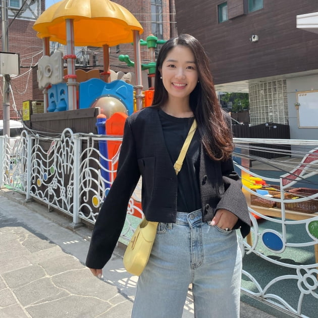 Actor Kim Hye-yoon shared this routine.Kim Hye-yoon posted several photos on his instagram on the 5th with  .Kim Hye-yoon in the public photo is taking a picture in front of the playground. He is posing V with an exciting smile.Meanwhile, Kim Hye-yoon appeared in the movie Girl in the Bulldozer released last month.
