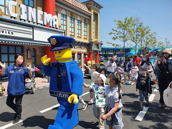 5일 오후 1시쯤 강원도 춘천시 중도동 레고랜드에서 아이들이 마스코트 인형을 쫓아가고 있다. /오귀환 기자