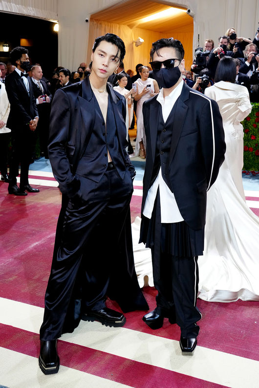 NEW YORK, NEW YORK - MAY 02: Johnny Suh (L) attends The 2022 Met Gala Celebrating "In America: An Anthology of Fashion" at The Metropolitan Museum of Art on May 02, 2022 in New York City. (Photo by Jeff Kravitz/FilmMagic)