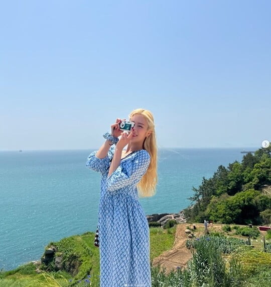 Group Apink member Yoon Bomi showed off her fairy-like visuals.On June 6, Yoon Bomi posted several photos with his article # Laughing through his instagram.In the public photos, there is a picture of Yoon Bomi taking pictures in the background of beautiful nature.Yoon Bomi captivates her gaze with a fairy-like visual of the forest with a blue dress with a refreshing blue hair.In particular, the exotic visuals of Yon Bomi make everyday images like pictorials and envy.Kim Nam-joo, an early Apink member, added, Its pretty who took it.Meanwhile, Apink, which belongs to Yon Bomi, recently released a special album Honey for the 10th anniversary.