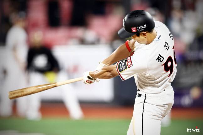 KT 전진영이 지난 3일 롯데전에서 1군 데뷔 첫 타석에서 배트를 휘두르고 있다. 제공 | KT