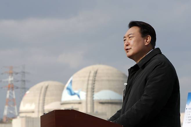 윤석열 당시 국민의힘 대선 후보가 지난해 12월29일 오후 경북 울진군 신한울원자력 발전소 3,4호기 부지에서 원전 관련 입장을 밝히고 있다. /뉴스1
