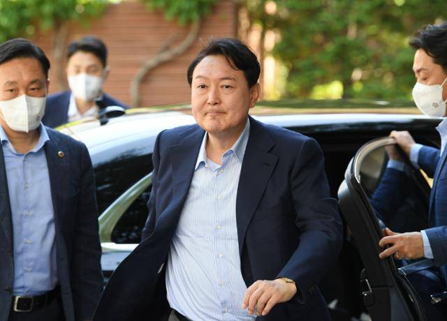 윤석열 대통령 당선인이 5일 서울 종로구 통의동 인수위로 출근하고 있다. 서재훈 기자