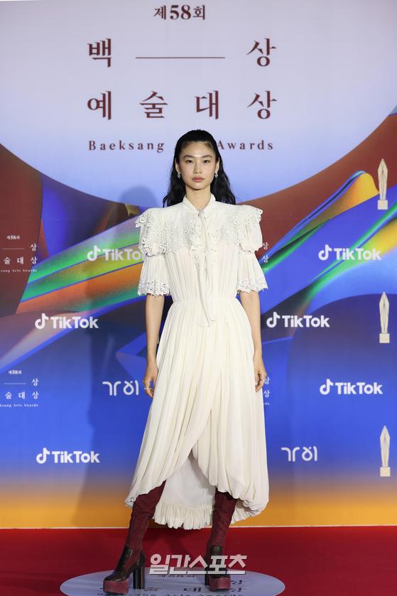 Actor HoYeon Jung poses at the 58th Baeksang Arts Grand Prize red carpet event held at the Korea International Exhibition Center in Goyang Ilsan, Gyeonggi Province on the afternoon of the 6th.The Baeksang Arts Awards, the only comprehensive arts awards ceremony in Korea that includes TV, film and theater, will be held at the 4th Hall of the Korea International Exhibition Center in Goyang Ilsan from 7:45 pm on May 6.You can meet live on JTBC, JTBC2 and JTBC4. It will be broadcast live on TikTok.