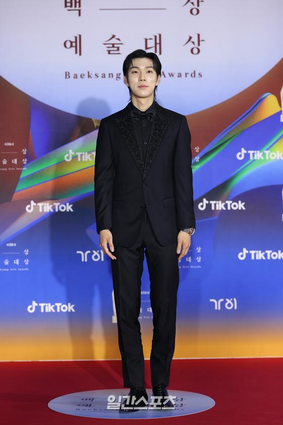 Actor Yoo In-soo poses at the 58th Baeksang Arts Grand Prize red carpet event held at the Korea International Exhibition Center in Goyang Ilsan, Gyeonggi Province on the afternoon of the 6th.The Baeksang Arts Awards, the only comprehensive arts awards ceremony in Korea that includes TV, film and theater, will be held at the 4th Hall of the Korea International Exhibition Center in Goyang Ilsan from 7:45 pm on May 6.You can meet live on JTBC, JTBC2 and JTBC4. It will be broadcast live on TikTok.