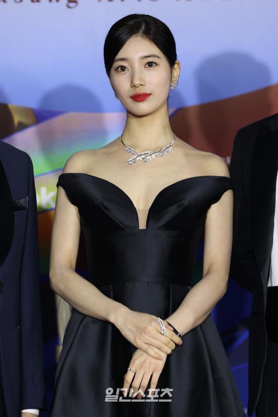 Actor Bae Suzy poses at the 58th Grand Prize red carpet event held at the Korea International Exhibition Center in Goyang Ilsan, Gyeonggi Province on the afternoon of the 6th.Grand prize, the only comprehensive arts award in Korea that includes TV, movies and plays, will be held at the 4th Hall of the Korea International Exhibition Center in Goyang Ilsan from 7:45 pm on May 6.You can meet live on JTBC, JTBC2 and JTBC4. It will be broadcast live on TikTok.