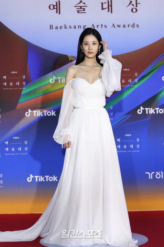 Actor Seohyun poses at the 58th Baeksang Arts Grand Prize red carpet event held at the Korea International Exhibition Center in Goyang Ilsan, Gyeonggi Province on the afternoon of the 6th.The Baeksang Arts Awards, the only comprehensive arts awards ceremony in Korea that includes TV, film and theater, will be held at the 4th Hall of the Korea International Exhibition Center in Goyang Ilsan from 7:45 pm on May 6.You can meet live on JTBC, JTBC2 and JTBC4. It will be broadcast live on TikTok.