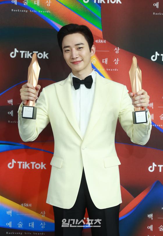 Actor Lee Joon-ho is awarding the Best Actor Award for Best TV Drama at the 58th Baeksang Baeksang Arts Award for Best TV Drama at the Korea International Exhibition Center in Goyang Ilsan, Gyeonggi Province on the afternoon of the 6th.The Baeksang Arts Award for Best TV Drama, the only comprehensive arts awards ceremony in Korea that includes TV, movies and plays, will be held at the 4th Hall of the Korea International Exhibition Center in Goyang Ilsan from 7:45 pm on May 6.You can meet live on JTBC, JTBC2 and JTBC4. It will be broadcast live on TikTok.