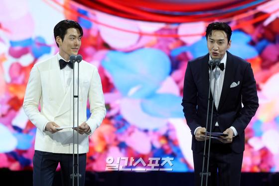 Actors Kim Woo-bin and Lee Kwang-soo are calling the winners of the TV category entertainment and cultural arts awards at the 58th Baeksang Arts Grand Prize held at the Korea International Exhibition Center in Goyang Ilsan, Gyeonggi Province on the afternoon of the 6th.The Baeksang Arts Awards, the only comprehensive arts awards ceremony in Korea that includes TV, film and theater, will be held at the 4th Hall of the Korea International Exhibition Center in Goyang Ilsan from 7:45 pm on May 6.You can meet live on JTBC, JTBC2 and JTBC4. It will be broadcast live on TikTok.