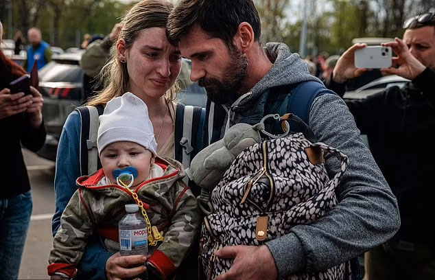 우크라이나 남부 항구도시 마리우폴의 아조우스탈 제철소를 생후 6개월 된 아들과 함께 탈출해 지난 2일(현지시간) 자포리자에 도착한 안나 자이체바가 한 남성 지인과 만나 눈물을 흘리고 있다. / AFP 연합뉴스