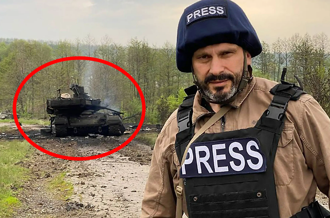 우크라이나 현지 기자가 파괴된 T-90M 전차 앞에서 포즈를 취하고 있다.안드리 차플린체고 트위터