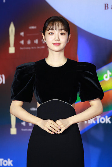 The Baeksang Arts Grand Prize was held for two years in the aftermath of Corona 19, but as the guidelines for prevention were eased, it was faced with the audience again this year.Suzy, Park Bo-gum and Shin Dong-yeop will be in charge of the MC combination of three in two years.