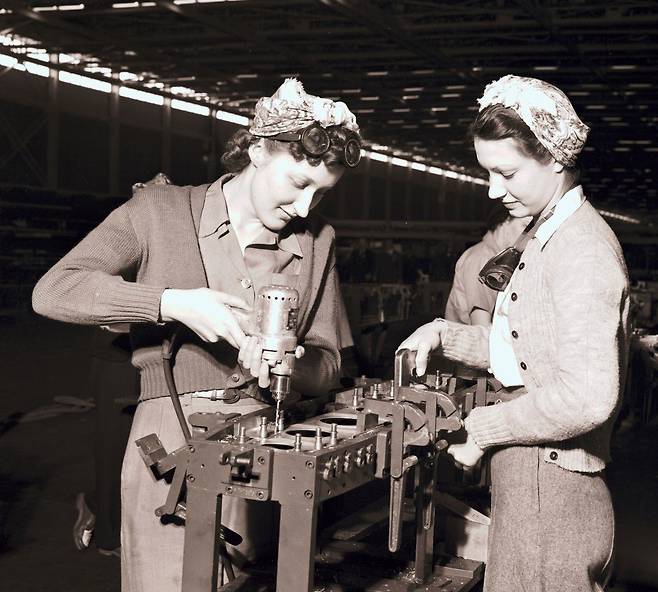 2차 대전 당시, 포드 자동차 생산 라인에선 B-29와 B-24 폭격기를 생산했고, 수많은 여성들이 제조 과정에 참여해 '리벳을 돌리는 로지(Rosie the Riveter)'라는 말이 나왔다. /corporate.ford.com