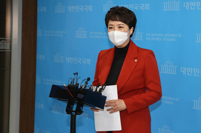 김은혜 전 의원이 지난 4월 22일 6·1 지방선거의 국민의힘 경기지사 후보로 확정된 뒤 국회에서 기자간담회를 하고 있다.  / 국회사진기자단