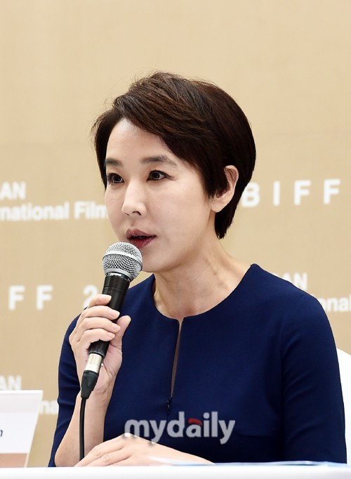 Kang Soo-yeon, the world star of aid, died on the 7th. He is 56 years old.Kang Soo-yeon was hospitalized for the third day after suffering a cerebral hemorrhage at his home in Apgujeong-dong, Gangnam-gu, Seoul on May 5, and closed his eyes at 3 pm on July 7.Born in Seoul in 1966, the deceased made his debut as a child when he was four years old, and after more than half a century he led the scene of Chungmuro ​​and led the heyday of Korean movies.He grew up as a high-teen star with KBS youth drama The Diary of High School Students (1983), and he became a box office Actor with hits such as Whale Hunting 2 (1985) and Mimi and the Youth Sketch of withdrawal (1987).In particular, in 1987, he received the Best Actress Award at the Venice International Film Festival as a seed directed by Im Kwon-taek.In 1989, she won the Best Actress Award at the Moscow Film Festival for Azease Baraze and laid the foundation for Korean Wave.In the 1990s, he led the Korean film renaissance.He has appeared in numerous box office films, including The Falling Ones Have Wings (1990), The Way to the Racecourse (1992), and Blue in You (1993), and has also grown the presence of female films, appearing in Go Alone Like the Horns of Musso (1995) and Dinners of the Girls (1998).He also led the film industry at the forefront. He served as vice-chairman of the Screen Quarter Guardian Angels Division and set out on the streets with his head straps against US trade pressures.In 2015, he also served as executive chairman of the Pusan ​​International Film Festival and demonstrated his ability as a cultural administrator.He was a veteran Actor and did not mind playing a role in empowering his juniors.In an interview with the film in July 2015, Ryu said, I met Kang Soo-yeon at a drinking party before.I dont have any money, Gao (slang of self-esteem), he said, reading from his seat. Im sure thats what Im saying.This ambassador was wonderfully digested by Hwang Jung-min in the movie Veteran.The deceased, who devoted himself to the development of Korean films and encouraged his juniors, eventually left the screen with the Netflix film Jung Yi (director Yeon Sang Ho) as a masterpiece.In an interview he said, I want to be a pretty grandmother Actor. The dream of the deceased was not fulfilled, but Kang Soo-yeons love of movies and movies will remain in the hearts of fans forever.