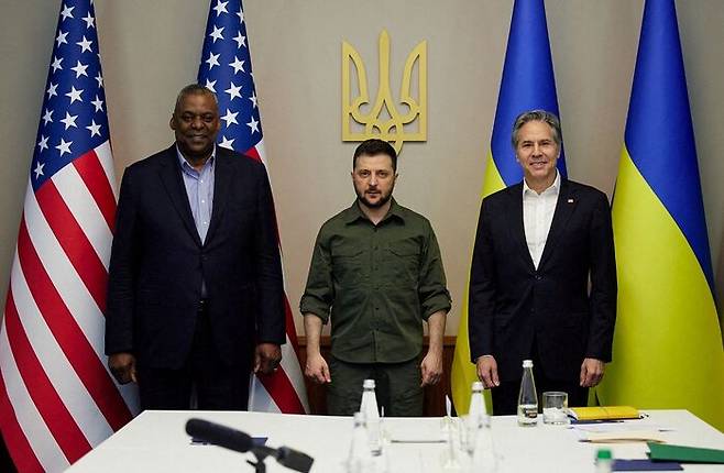 4월24일, 키이우의 우크라이나 대통령실에서 만난 오스틴 미 국방장관(좌)-젤렌스키 우크라이나 대통령(중)-블링컨 미 국무장관(우). (사진: 우크라이나 대통령실-로이터)
