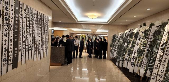고 강수연과 생전 누구보다 각별하고 끈끈한 선후배 절친 관계였던 것으로 알려진 배우 예지원은 전날 밤에 이어 영정 앞에서 대성통곡해 주변사람들의 눈시울을 젖게 했다. /한지일 SNS