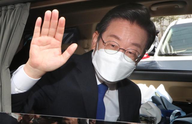 이재명 전 더불어민주당 대선후보가 3월 10일 오후 서울 여의도 중앙당사에서 열린 선대위 해단식에 참석한 뒤 당사를 떠나고 있다. 오대근 기자