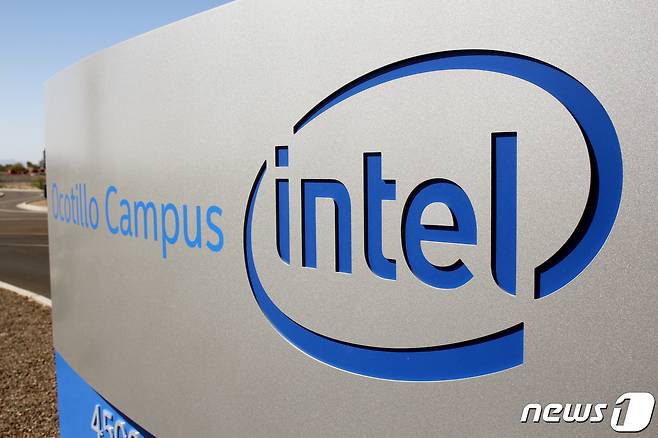 미국 아리조나 공장에 설치된 인텔 로고. © 로이터=뉴스1 © News1 박형기 기자