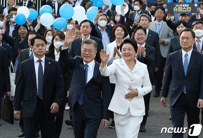 5년 임기를 마치는 문재인 대통령과 김정숙 여사가 9일 오후 청와대를 나서며 시민들에게 인사하고 있다. 2022.5.9/뉴스1 © News1 임세영 기자