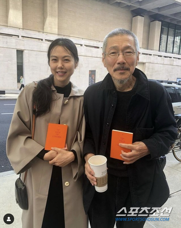 Hong Sangsoo - The latest image of the Kim Min-hee couple has been released.These couples, who have not been seen in the domestic movie release since the Berlin International Film Festival, are having a friendly time in United States of America New York City.They were reported to have traveled to United States of America to attend the Hong Sangsoo directors retrospective at the New York City Film at Lincoln Center.Kim Min-hee in the photo is very comfortable as at the Berlin International Film Festival. It is noteworthy that he did not show his body with a loose coat as a whole.The head is also naturally tied up so that it is hard to see it as a colorful actor.Kim Min-hee poses brightly with a smile at the camera, holding materials related to director Hong Sangsoo and the orange film festival.The film at Lincoln Center said, Hong Sangsoo and Kim Min-hee delivered this news with the introduction of Hong Sangsoo director and Kim Min-hee in front of Walter Reed Theater.Hong Sangsoo - Kim Min-hee couple attended the retrospective related event that started on the 4th, and performed a total of 5 schedules including In front of your face and pre-talk until 7th.