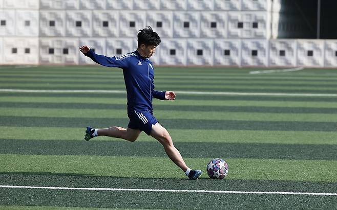 손흥윤 코치도 손흥민처럼 왼발킥이 정확했다. 김현동 기자