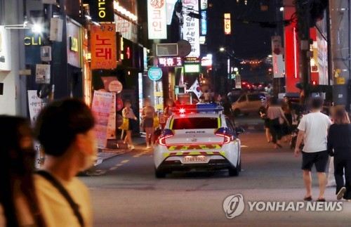서울 마포구 홍익대 부근 거리에서 경찰 순찰차가 지나는 모습. /연합뉴스