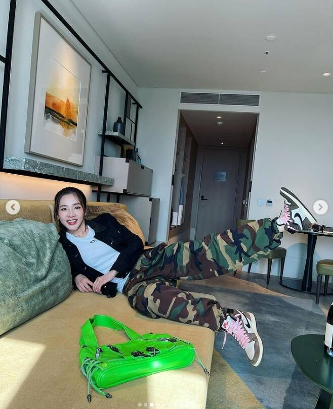 Sandara Park, from Group 2NE1, left Hokangs.Sandara Park posted several photos on his instagram on the 9th, along with an article entitled Hocance in Seoul for a long time, eat and eat!Sandara Park in the public photo wore a white tee, black cardigan and military pants, and Nike sneakers.Sandara Park is radiating a unique long-skinned eel, attracting the attention of viewers.Sandara Park, in particular, was laughing as she struggled to get her shoes off the hotel sofa; another photo was full of foody pictures.Sandara Park performed 2NE1 I am the best stage with CL, Park Bom and Gong Minji at Coachella Festival in the US on the 16th of last month.Their stage has been seven years since Mnet MAMA in 2015, attracting many fans attention.