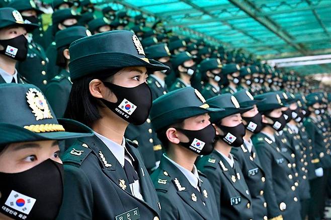 2021년 육군부사관학교에서 열린 ‘21-2기 부사관 임관식’에 참석한 신임 부사관들이 ‘대한민국 육군’이라는 글씨와 태극기가 새겨진 마스크를 쓰고 정면을 응시하고 있다. /육군
