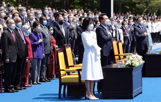 윤석열 대통령과 김건희 여사가 10일 서울 여의도 국회의사당 앞 잔디마당에서 열린 제20대 대통령 취임식에서 국민의례를 하고 있다. /뉴스1