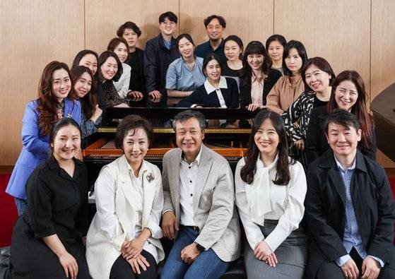 맨앞 오른쪽 세번째부터 시계방향으로 강충모ㆍ이혜전 부부와 그들의 제자들. 윤정은ㆍ이승빈ㆍ이윤수ㆍ정혜연ㆍ강정은ㆍ김규연ㆍ박종해ㆍ허재원ㆍ박수진ㆍ최성진ㆍ이승연ㆍ이은서ㆍ정다현ㆍ황영경ㆍ박유정ㆍ최지은ㆍ김정은ㆍ이훈ㆍ최현아. 우상조 기자