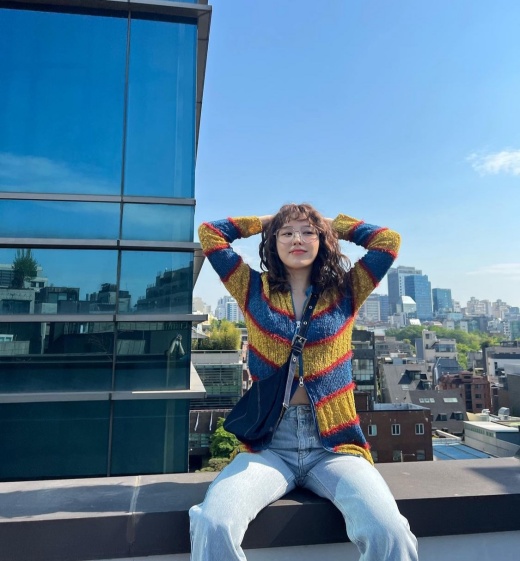 Girl group RED Velvet member Wendy (real name Son Seung-wan and 28) caught the eye with a photo of the railing.On the afternoon of the 10th, Wendy posted a number of photos through his personal instagram, saying, I am not afraid of Son Seung-wan.She sits on the roof railing of a building. Wendy poses in various poses with a relaxed expression.Meanwhile, she also had a lovely charm with her perm hairstyle and colorful fashion, and Wendy showed off her cute vibe while wearing glasses.RED Velvet, to which Wendy belongs, released and made a comeback in March with her new mini-album, The Reve Festival 2022 - The ReVe Festival 2022 - Feel My Rhythm.