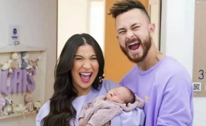 브루노와 비앙나가 아기를 안고 활짝 웃고 있다. 브루노비앙카 소셜미디어
