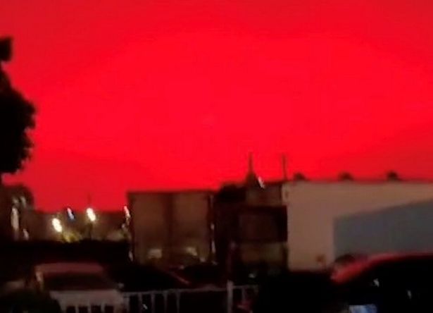 중국 현지시간으로 7일 밤, 저장성 저우산시에서 포착된 붉은 밤하늘