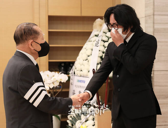 Actor Han Ji-il, 75, said, I endured the feeling of rising up.I was just so sick of talking about the late Kang Soo-yeon in front of the drunken man, but I was soon blinded by the tears.The Funeral Hall of the Samsung LionsSeoul Hospital in Seoul, Seoul, where the funeral hall of the late Kang Soo-yeon was set up, was followed by a Winston Chao procession of various people on the 9th.Among them, the filmmakers steps were exceptionally heavy and sad, with their heads bowed when they entered, and their eyes swollen when they came out.I still live in the name of a filmmaker in a word that Su-yeon met in Busan in 2017, he said.I was in trouble in United States of America and I was invited to the Shinsung Il Retrospective by chance and visited the Film Festival in Busan for three days.Su-yeon, who met at that time, told me, Sunbather, we live in a movie we like now.In that one word, I came to Korea after organizing United States of America. Han Ji-il said of the deceased, She was a very strong woman, a unique actress, a pretty, cute, and budding junior. She was always smart and brave.It was the first treasure to announce our Korean movie to the world, he said. I still think I will shout Sunbather! I can not believe it.The inside of the bull is a sea of tears, he said, and when I sit there, I hear the cries from the side, from the front, from behind, and (and then) I also cry again.Kim Bo-sung, the Actor of Righteousness, also felt sad. Is she the best actress in Korean history? he said, shaking.It is the best righteousness that has developed Korean movies.I had a phone call when I was in trouble, and he said, Im going to do a tteokbokki business, so Im going to be strong, and he encouraged me to be great.In addition, fellow actors such as Kim Seok-hoon, Yang Dong-geun, Yu Hae-jin, Jang Hye-jin, Jung Yoo-mi, Kim Min-jong, Shim Eun-kyung and Lee Yeon-hee, and other cultural figures such as Kim Seok-seok, Park Kwang-soo, Kang Woo-seok, Kim Cho-hee, Lee Jung-hyang,Winston Chao, a general person who uses familiar expressions such as Suyeon is... and Sister ..., also came to steal tears.Meanwhile, Kang Soo-yeon died at 3 p.m. on the 7th.On May 5, he was found to have suffered a cerebral hemorrhage at his home in Apgujeong-dong, Seoul Gangnam District, and was transferred to the hospital.Netflixs Jung-yi (director Yeon Sang-ho), which had been a screen return for only nine years, became the deceaseds work.The deceaseds mortuary was set up in Room 17 of the 2nd basement floor of the Samsung LionsSeoul Hospital The Funeral Field; Winston Chao is available until 10pm on the 10th.The announcement will be broadcast live on the official YouTube channel of the Film Promotion Committee at 10 am on the 11th.
