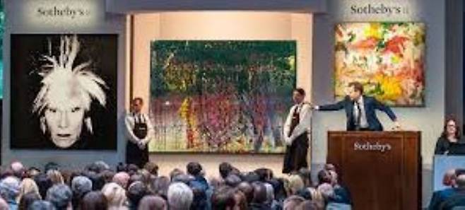 경매사들은 주로 회사 내부 교육을 통해 육성된다. 세계적 경매회사인 소더비의 경매 모습./소더비