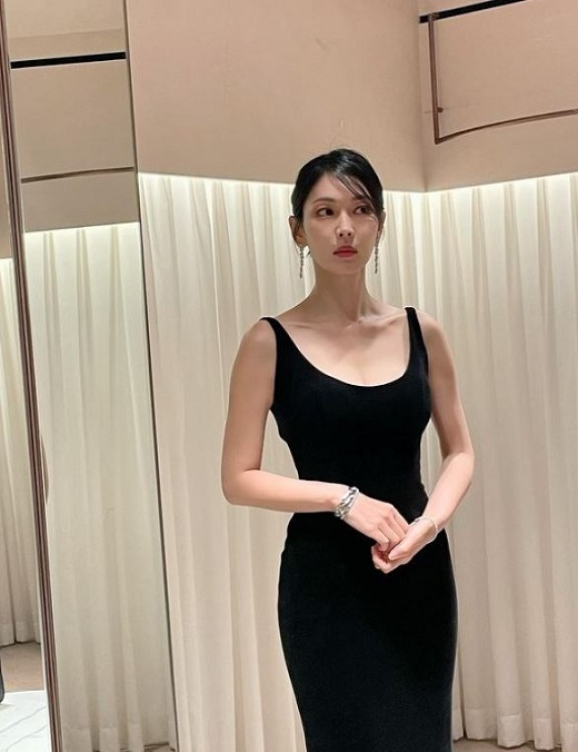 Actor Kim So-yeon, 42, showed off her goddess-like dress figureKim So-yeon shared a photo of the 58th Grand prize backstory on his Instagram on Wednesday.Kim So-yeon, in the photo, wore a round black long dress and took various postures. He boasted a remarkable dress digestion like a so-called So-yeon.The eyes were also on the legs without any flesh. The netizens responded that they were Goddess Kangrim, too pretty and beautiful.Meanwhile, Kim So-yeon attended the 58th Grand Prize held on the 6th as a prize winner.
