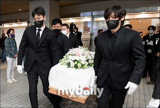 The late Kang Soo-yeon Actor was heard in the tears of fellow filmmakers: 56 years old.On the morning of the 11th, the funeral ceremony of the late Kang Soo-yeon was held at the funeral hall of the Seoul Ho-Am Art Museum funeral hall.The funeral ceremony was hosted by Actor Yo Ji-tae, director of Gangneung International Film Festival Director Kim Dong-ho, director Im Kwon-taek, Moon So-ri, Sol Kyoung-gu, and director of Reministration of Protection delivered the eulogy.I still dont feel real, I hope it was a scene in the movie, said Yo Ji-tae, who watched the society.Kim Dong-ho Director, a funeral chairman, said, A month ago, I looked healthy, but what happened?Our filmmakers gathered here to leave you with a ridiculous and sad heart.Kang Soo-yeon was a star and symbol that shined the film festival at the Busan International Film Festival. Im Kwon-taek, who was special with the deceased, said, Like Su-yeon, like a daughter like Friend, like a brother...You were always there, but what was so busy that you hurried.Take a rest, he said.Sol Kyoung-gu beamed, saying: Im sad and heartbreaking and I dont know what to say - I miss you so much.Also, Actor Moon So-ri said, Sister goes well. After swallowing crying, I will not forget the Sister mind about Korean movies.I will not forget the face and voice of Sister. When we meet next time, we will film together Sister. Reminiscent of protection director who accompanied the movie Jung-yi, which became the masterpiece of the late Kang Soo-yeon, recalled him.If this funeral ceremony ends and you say eternal goodbye, you will go back to the editorial room and face Kang Soo-yeon Sunbather, said Yan. Kang Soo-yeon Sunbather itself is a Korean movie.Im going to be the last bag of Sunbather, he said.After the funeral ceremony, Actor Jung Woo-sung and Sol Kyoung-gu together on the last road of the deceased in front of them.Many who loved the deceased were ferocious while the coffin containing the remains of the late Kang Soo-yeon was a Pilgrim.The late Kang Soo-yeon was found in cardiac arrest at his home in Apgujeong-dong, Gangnam-gu, Seoul on May 5.He was diagnosed with intracranial hemorrhage (ICH) and was treated in the intensive care unit, but he finally died at 3 pm on the 7th without regaining consciousness.The late Kang Soo-yeon emerged as a youth star, starting as a child actor and appearing in Whale Hunting 2 (1985) and Mimi and the Youth Sketch of the withdrawal (1987).He became the first world star in Korean film to receive the Best Actress Award at the Venice International Film Festival in 1986 for Seeds directed by Im Kwon-taek.She also won the Best Actress Award at the Moscow International Film Festival for her Aze Aze Baraise (1989), which showed her acting soul with shaved hair, and in the 1990s, she made numerous headlines including The Falling is Wings (1989), The Way to the Racecourse (1991), Blue in You (1992), Go Alone Like a Horn of Muso (1995), The Dinner of the Maids (1998) I put it out.In 2001, she was loved by viewers for her drama Yeo In-cheon Ha.He also served as screen quota guardian angel to defend Korean films against US trade pressures. In 2015, when the Busan International Film Festival was in crisis due to government interference, he took over as co-executive chairman and set out to defend the Busan International Film Festival.He served as executive chairman of the Busan International Film Festival at its most difficult time until 2017 and dedicated himself to the festival.He was a star who informed Korean films all over the world beyond the excellent actor, and a role model of a powerful leader and female filmmaker. He recently appeared in Reminiscent of Protections new film Jung Yi (Gase), and announced his return to the screen.Jangji is Yongin Memorial Park.
