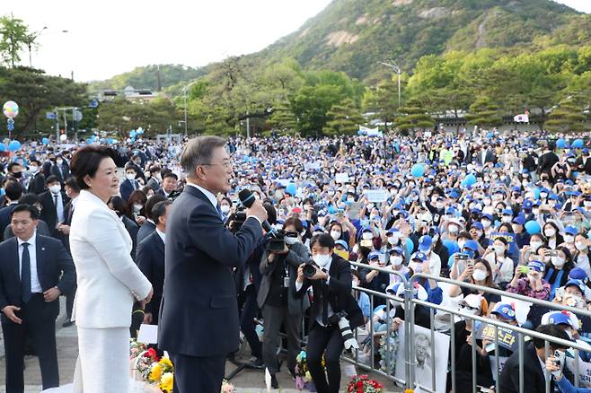문재인 대통령이 9일 오후 청와대 앞 분수대에서 퇴근길 마중 나온 시민들에게 감사 인사를 전하고 있다. 연합뉴스