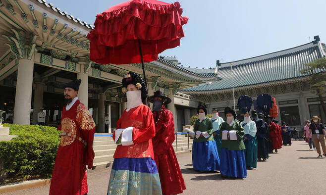 11일 서울 종로구 청와대에서 열린 '청와대 국민개방 기념행사'에서 조선의 왕과 왕비와 함께 걷는 '왕가의 산책'이 진행되고 있다. 뉴스1