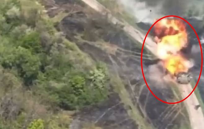 러시아군이 자랑하는 최첨단 탱크가 우크라이나군 공격에 격파되는 모습 영상 캡쳐. 우크라이나 국방부 제공