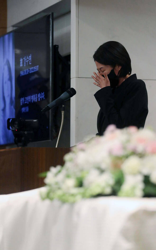 Tens of thousands of fans joined online at the funeral ceremony of Actor late Kang Soo-yeon.The funeral ceremony of the late Kang Soo-yeon was broadcast live on YouTube of the Film Promotion Committee, while the funeral ceremony was held at the Seoul Samsung Seoul Hospital The Funeral ceremony at 10 am on November 11.On the same day, 15,000 people watched live broadcasts on the movie promotion committee channel and shared funeral ceremony.KBS, MBC, YTN, and other broadcast channels, each of which attracted more than 10,000 viewers, and tens of thousands of fans watched the way for the deceased to leave.The fans expressed their regrets by saying the last greetings such as The Way We Were the works of Kang Soo-yeon, which they enjoyed through live commentary window.On this day, the funeral ceremony was held by Actor Yo Ji-tae, director of Gangneung International Film Festival, director Im Kwon-taek, actor Moon So-ri, Sol Kyoung-gu, and director of Reministration of Protection delivered the eulogy.Yoo Ji-tae said: I still dont feel real at all, I just wanted it to be a scene in the movie.Thank you for joining me with the Family, the film industry and the juniors, at the place where I left Suyeon Sunbather.Kim Dong-ho, chairman of the board, said, It has been 33 years since I first met at Moscow. I have been like a father, daughter, brother and brother, but can I leave before me?Everyone was glad to see Kang Soo-yeon, who is now leaping into a new movie with his natural acting ability after a long silence.I could not imagine anyone that the movie would be a masterpiece. Then Im Kwon-taek said, Like Friend! Like Friend, like my daughter, like my brother, I was always so strong that you were around.Take a rest, he said with a short eulogy.Sol Kyoung-gu recalled The Way We Were with the deceased and said, I taught and led you in detail from one to ten days when you did not have a movie experience.My Friend, my sister, my Sabu, I will never forget the love and concern, the care and dedication you showed me. I was happy with Sabu. Thank you. I love you.Your eternal assistant, he wrote in a eulogy.Moon So-ri recalled the sadness he felt when he left the deceased and expressed regret that Lets film together when we meet again, and do a movie there.Reminiscent of protection director, who directed the deceaseds masterpiece, After this funeral ceremony, I have to go back to the studio and face the face and worry about a new movie with Kang Soo-yeon Sunbather instead of making an eternal farewell to Kang Soo-yeon Sunbather.Acting by Actor Kang Soo-yeon is still in progress: Sunbather, who was the Korean film itself.Sunbather I will accompany Sunbathers last movie together and accompany many people who love Sunbather to the end to show Sunbathers new movie. Finally, Kang Soo-kyung, the brother of the deceased, said, Thank you to the people in the movie industry who have been busy with the last visit of our beloved Sister Kang Soo-yeon Actor.Thanks to you, I was able to fill the time of the farewell with The Way We Were.I hope that Kang Soo-yeon Actor, who has been with the movie for a lifetime, will be remembered forever and I would like to thank you again. Also, after the funeral ceremony, Jung Woo-sung and Sol Kyoung-gu came to the lead of a pilgrimage on the day and saw off the way of the deceased.Born in 1966, Kang Soo-yeon is a representative actor of Korean movies from 1980s to 1990s.He won the 1987 Venice International Film Festival Best Actress Award for Seed and won the Best Actress Award for Azezeze Bharaase at the Moscow International Film Festival in 1989. He announced Koreas first World Star worldwide.The deceased was also the protagonist of numerous hits and hot-screen films, including Mimi and the Youth Sketch of the withdrawal (1987) Now We Go to Geneva (1987), The Falling Is Wings (1989), The Way to the Racecourse (1991), The Blue of Your Own (1992), Go Alone Like a Horn of Muso (1995), and The Dinner of the Wives (1988).In 2001, she showed a strong presence in the house theater with the drama Yeo In-cheon. She also served as the executive chairman of the Busan International Film Festival from 2015 to 2017.The film is a Netflix movie Jung-yi, a return to Acting for more than a decade after shooting in January.Ko Kang Soo-yeon suffered a cerebral hemorrhage on the afternoon of the 5th and was transferred to the hospital with a cardiac arrest.He died at the early age of 55 on the third day, without regaining consciousness in prayer and cheering for recovery.The Funeral was held as a film seal, and the funeral chairman was Kim Dong-ho.Kim Ji-mi, Park Jung-ja, Park Jung-hoon, Son Sook, Shin Young-gyun, An Sung-ki, Lee Woo-suk, Im Kwon-taek, Jung Young, Jung Jin-woo and Hwang Ki-sung were among the funeral advisors.The funeral committee members are Kang Woo-suk, Kang Jae-gyu, Kang Hye-jung, Kwon Young-rak, Kim Nan-sook, Kim Jong-won, Kim Ho-jung, Ryu Seung-wan, Myung Gye-nam, Moon Sung-geun, Moon So-ri, Min Kyu-dong, Park Kwang-soo, Park Ki-yong, Park Jung-bum, Bang Eun-jin, Bae Chang-ho, Yang Yoon-ho, Yang Ik-joon, Reminiscent of Protection, Ye Ji-won, Oh Se-il, Won Dong-yeon, Yoo In-taek, Yo Ji-tae, Yoon Jae-gyun, Lee Kwang-guk, Lee Byung-hun, Lee Yong-kwan, Lee Eun, Lee Jang-ho, Lee Jun-dong, Lee Chang-dong, Lee Hyun-seung, Jang Sun-woo, Jeon Do-yeon, Jung Woo-sung, Jae, Chae Yoon Hee, Choi Dong Hoon, Choi Byung Hwan, Choi Jae Won, Choi Jung Hwa, Huh Moon Young,