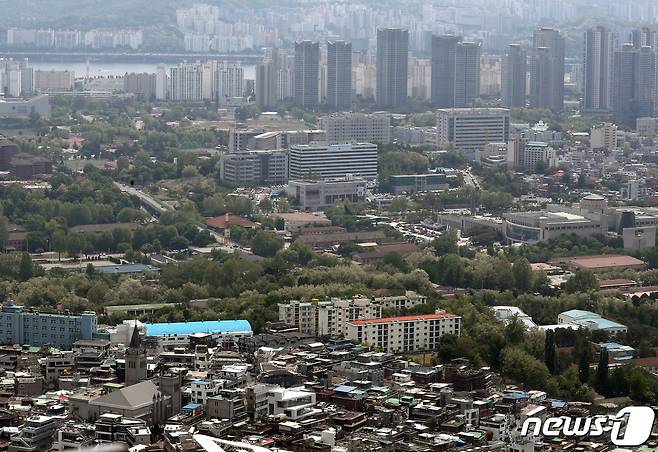 서울 남산에서 바라본 용산 일대의 모습. © News1 구윤성 기자
