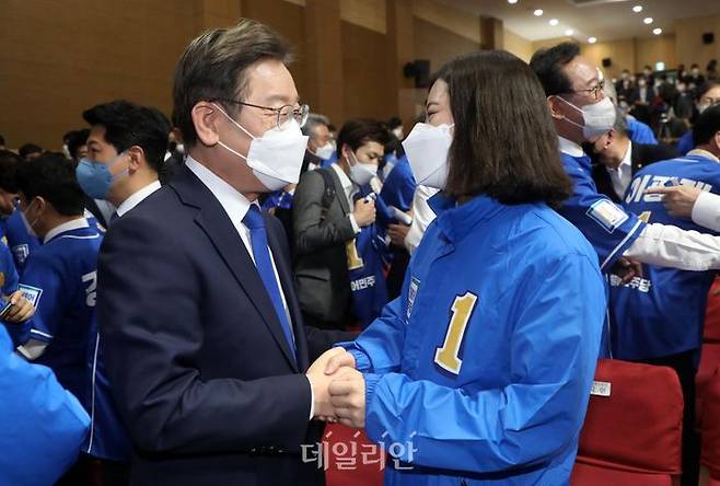 이재명 더불어민주당 총괄선거대책위원장과 박지현 비상대책위원장이 11일 의원회관에서 열린 6·1 지방선거 및 재보궐선거 중앙선거대책위원회 출범식 및 공천장 수여식에서 인사를 나누고 있다. (공동취재사진) ⓒ데일리안 박항구 기자