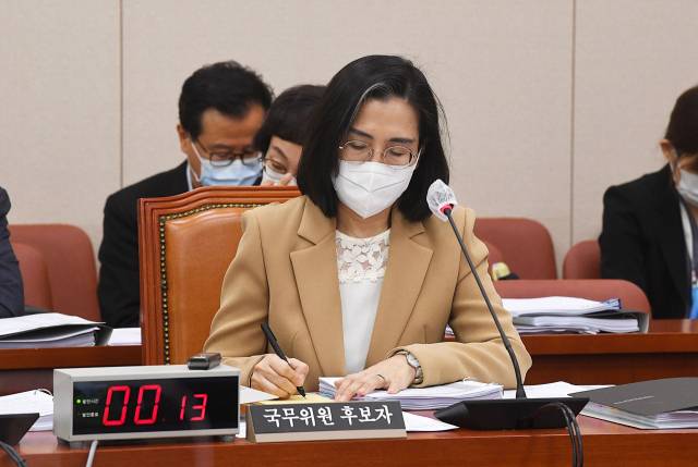 ▲김현숙 여성가족부 장관 후보자가 11일 오전 국회에서 열린 인사청문회에서 의사진행 발언을 들으며 자료를 정리하고 있다. ⓒ연합뉴스