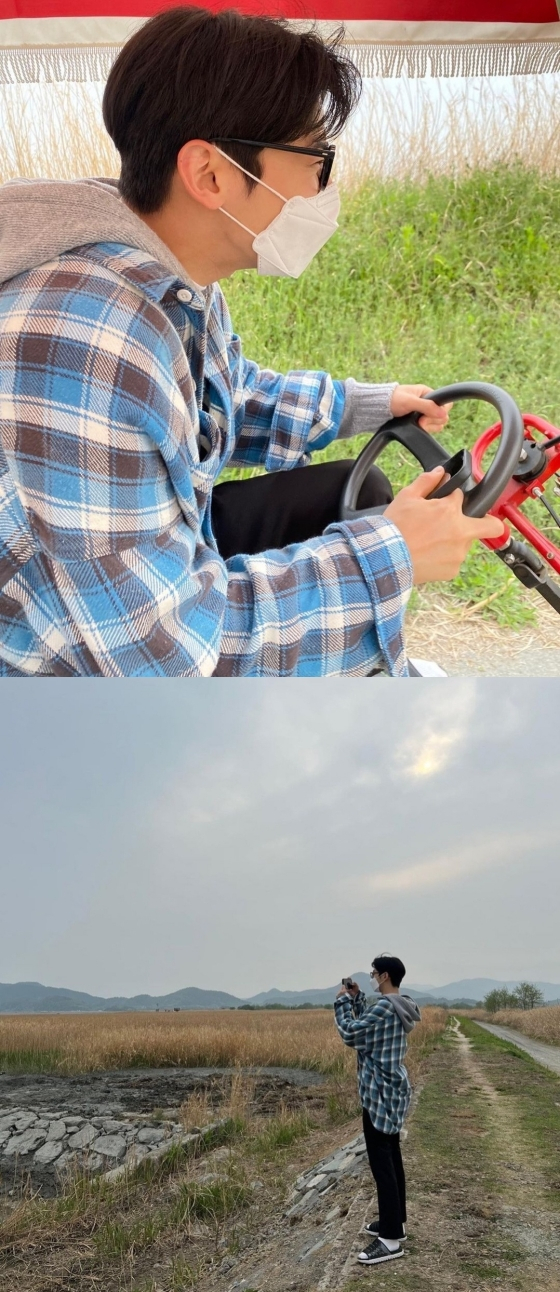 Cha Eun-woo posted several photos on his instagram on the afternoon of the 12th without any writing.Cha Eun-woo in the public photo is enjoying leisure in the countryside.Cha Eun-woo, wearing a check pattern outer, enjoys a relaxed rural atmosphere by putting a wide plain on camera when driving a tractor with horn glasses.Especially, Cha Eun-woo caught the attention of many people with unique eyes and unique visuals in the simple styling like students.Meanwhile, Cha Eun-woo chose OCNs new drama Republic of Ireland as his next film.Republic of Ireland is a Korean fantasy hero drama based on the same names webtoon. Cha Eun-woo will play the role of Johan, a Kumasa priest, and will express various charms from innocent charm to heartbreaking narrative.